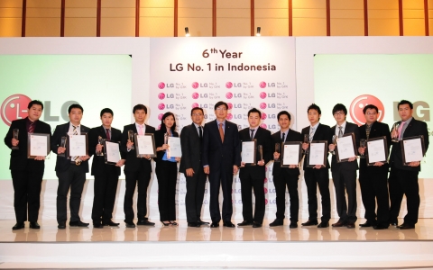 21일 자카르타 리츠칼튼 호텔에서 열린 ‘2011 LG No.1’ 행사에서 LG전자 김원대 인도네시아 법인장(전무, 가운데)이 인도네시아 법인 직원들과 기념촬영을 하고있다.