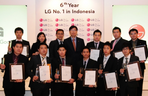 21일 자카르타 리츠칼튼 호텔에서 열린 ‘2011 LG No.1’ 행사에서 LG전자 김원대 인도네시아 법인장(전무, 윗줄 가운데)이 인도네시아 법인 직원들과 기념촬영을 하고있다.