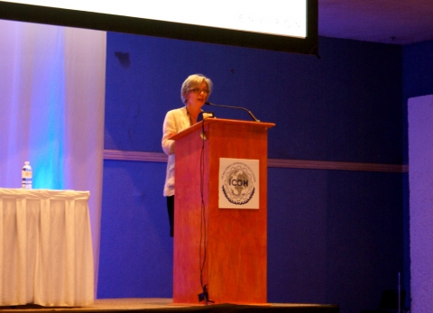21일(현지시각) 멕시코 칸쿤(Cancun)에서 열린 국제산업보건위원회(ICOH: The International Commission on Occupational Health) 2012년 학술대회에서, 2010년 미국의 인바이론(Environ)社가 삼성전자의 반도체 생산라인을 대상으로 실시했던 작업환경 안전성에 대한 연구결과가 발표됐다. 인바이론社의 린다 델 책임연구원이 ICOH학회에서 삼성전자의 근무환경에 대한 연구결과를 발표하고 있다.