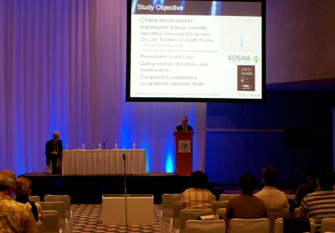 21일(현지시각) 멕시코 칸쿤(Cancun)에서 열린 국제산업보건위원회(ICOH: The  International Commission on Occupational Health) 2012년 학술대회에서, 2010년 미국의 인바이론(Environ)社가 삼성전자의 반도체 생산라인을 대상으로 실시했던 작업환경 안전성에 대한 연구결과가 발표됐다. 인바이론社의 크레그 토레스 책임연구원이 ICOH학회에서 삼성전자의 근무환경에 대한 연구결과를 발표하고 있다.