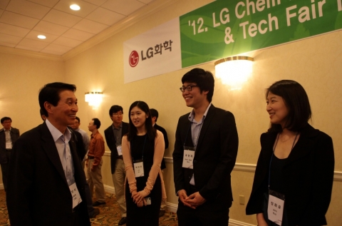현지시간 지난 21일, 미국 뉴저지주 티넥에 소재 메리어트 호텔에서 개최한 'BC Tour & Tech Fair'에서 LG화학 대표이사 김반석 부회장이 현지 유학생들과 환담을 나누고 있다.