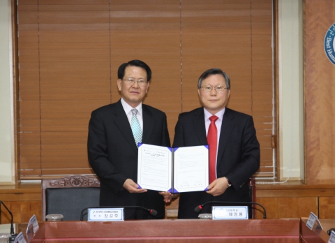 좌로부터) 전라북도 경제통상진흥원 장길호원장, 군산대 채정룡 총장