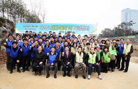 '세계 물의 날' 기념 행사에 참석한 삼성전자 이기학 환경안전센터장(맨 앞줄 왼쪽 두번째), 염태영 수원시장(맨 앞줄 왼쪽 세번째) 外