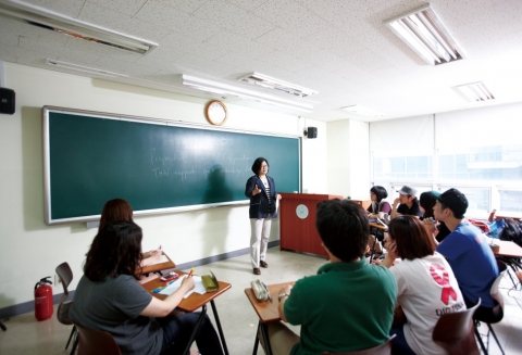 건국대는 기존과는 다른 새로운 가치를 끊임없이 요구하는 21세기의 ‘SMART한 인재’를 ‘다면적 소통․통섭 역량을 갖춘 인재’로 정의하고, ‘소통․통섭 교육’을 실현할 수 있는 방향으로 교양 교과과정을 혁신하고 있다.