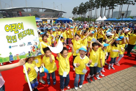 지난해 5월 상암 월드컵공원에서 열린 본선대회에 참가한 어린이들이 퀴즈를 맞추고 있는 모습