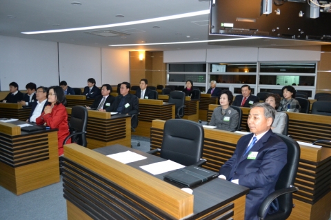 동명대학교의 제1기 국제최고경영자과정에서 수강자들이 진지한 자세로 강연을 접하고 있다.