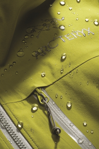 5명의 전문 컬러디자이너에 의해 디자인되어 매시즌 차별화된 색상을 선보이는 아크테릭스 재킷