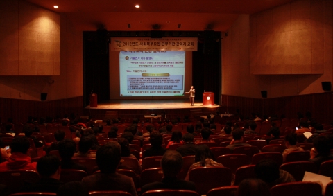대구·경북지역 사회복지시설 중 ’11년에 사회복무요원이 배치된 사회복지시설을 대상으로 한 ‘사회복무요원 근무기관 관리자 교육’이 21일 오후 2시부터 대구광역시청소년수련원 대극장에서 실시됐다.