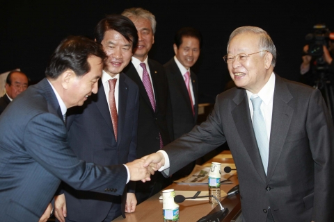 대한상공회의소는 23일 상의회관에서 임시의원총회를 갖고 손경식 現 회장을 제21대 대한상의 회장에 만장일치로 재선출했다. 대한상공회의소 제21대 임시의원총회 : 손경식 대한상공회의소 회장(오른쪽)이 총회에 참석한 지역상의 회장들과 악수를 나누고 있다. 왼쪽부터 손종현 대전상의 회장, 김동구 대구상의 회장, 조성제 부산상의 회장, 박흥석 광주상의 회장.