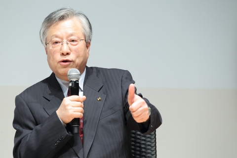 KT는 이석채 회장과 주요 그룹사 32명의 대표들이 함께 모여 6만여 임직원과 함께 그룹 내부간 시너지효과 강화 및 그룹경영 방안에 대해 의견을 나누는 대토론회를 진행했다고 밝혔다. KT 이석채 회장이 임직원들에게 그룹경영 방향에 대한 설명과 함께 단합이 중요함을 설명하고 있다.