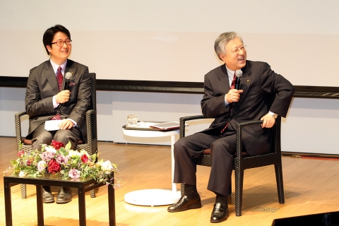 KT는 이석채 회장과 주요 그룹사 32명의 대표들이 함께 모여 6만여 임직원과 함께 그룹 내부간 시너지효과 강화 및 그룹경영 방안에 대해 의견을 나누는 대토론회를 진행했다고 밝혔다. KT 이석채 회장이 임직원들에게 그룹경영 방향에 대한 설명과 함께 단합이 중요함을 설명하고 있다.