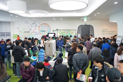 대우건설의 “세종시 푸르지오 시티” 분양사업장에 3월23일(금)부터 25일(일)까지 궂은 날씨 속에서도 3만 2천여명이 방문했다.