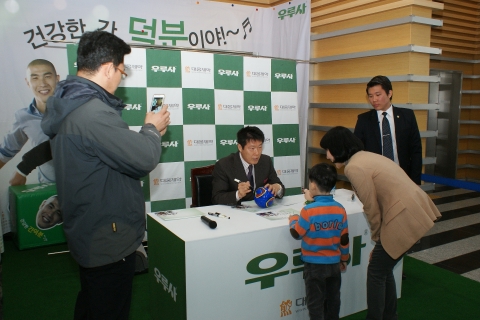 우루사 광고로 ‘국민댄서’ 대열에 합류한 차범근 전 감독이 25일 대전컨벤션센터에서 열린 팜엑스포를 깜짝 방문해 팬사인회를 진행했다.