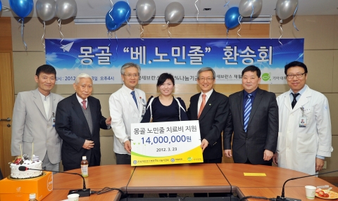 세브란스 재활병원과 강남세브란스병원 1% 나눔기금 운영위원회는 국제구호단체 기아대책의 요청으로 두 손이 절단된 몽골소녀 노민줄(19)을 초청, 의수 제작비와 재활치료를 지원했다.