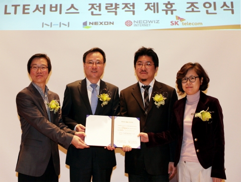 SK텔레콤은 3월 27일 오전 10시 30분에 SK T타워에서 진행된 LTE 서비스 전략적 제휴 협약을 체결했다. 사진 왼쪽부터 (주)네오위즈인터넷 김영찬 이사, SK텔레콤 장동현 마케팅부문장, (주)넥슨모바일 임종균 사장, (주)NHN 채유라 스마트폰게임그룹장