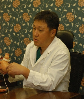 예다인외과 권수인 원장은 “위밴드 수술은 단순히 살을 빼려는 목적이 아닌 성인병의 위험으로부터 벗어나 건강을 회복하는 것이 고도비만 치료의 목적이 되며 이를 위한 전문적인 방법이 적극적으로 시행돼야 한다”고 말했다.