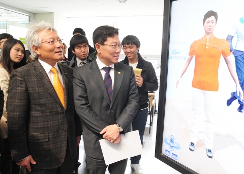 윤상직 지식경제부 차관(오른쪽)이 27일 김진규 건국대 총장(왼쪽)과 함께 대학생들 앞에서 직접 3D 인체 스캐닝을 한 후, 아바타를 생성, 아바타에 가상 패션 피팅을 해보는등 섬유와 IT의 융합 체험을 하고 있다.