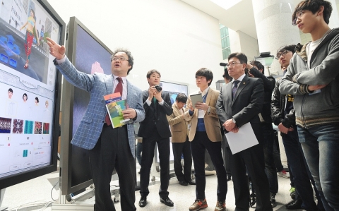 윤상직 지식경제부 차관(오른쪽)이 27일 김진규 건국대 총장(왼쪽)과 함께 대학생들 앞에서 직접 3D 인체 스캐닝을 한 후, 아바타를 생성, 아바타에 가상 패션 피팅을 해보는등 섬유와 IT의 융합 체험을 하고 있다.