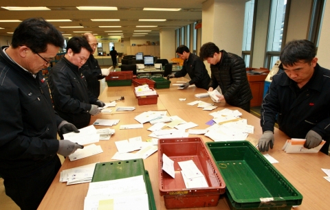 4.11 총선 부재자신고서 접수 마지막 날인 27일 오후 3시, 서울중앙우체국 집배원들이 우체통에서 수집한 우편물 중 부재자신고서를 골라내고 있다.