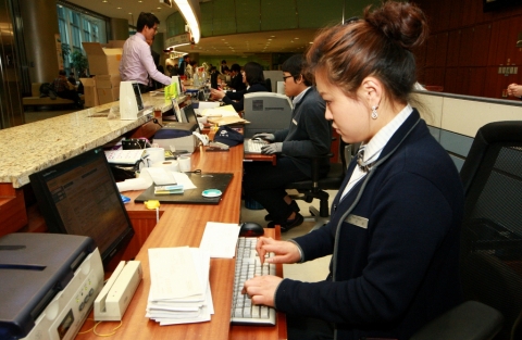 4.11 총선 부재자신고서 접수 마지막 날인 27일 오후, 서울중앙우체국 직원이 우체통에서 수집된 부재자신고서를 등기우편물로 접수하고 있다.