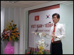 베트남에서 한국글로벌셀러에 대한 교육자료을 설명하는 모습.