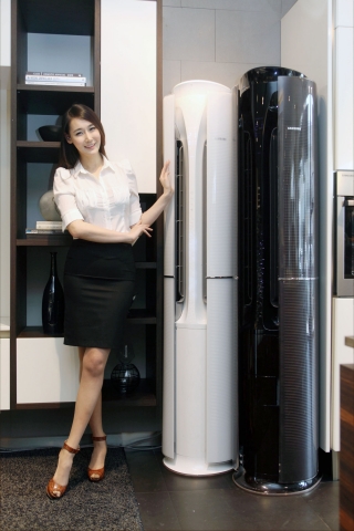 삼성전자가 스마트 TV에 이어 에어컨 전용 음성인식 리모컨을 갖춘 스마트에어컨Q 스페셜 에디션을 출시하며 스마트 에어컨 바람 몰이에 나섰다.