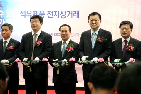 개장식 테이프커팅. 왼쪽부터 김문식 주유소협회장 주형환 기획재정부 차관보 김봉수 한국거래소 이사장 홍석우 지식경제부 장관 허남식 부산시장
