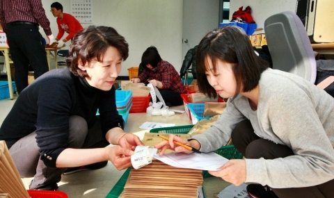 서울노원우체국 직원들의 부재자투표용지 발송작업 모습 2