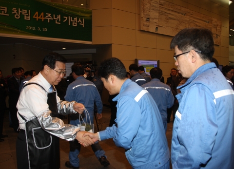정준양 포스코 회장이 3월 30일 포스코 포항 대회의장에서 열린 44주년 기념식에서 직원들에게 ‘감사합니다’라는 문구가 적힌 새싹 화분을 전달하고 있는 모습. 이 ‘감사새싹’ 에는 사무실 책상 등에 비치해 새싹을 키울 때마다 늘 감사를 표현하면서 생활하자는 의미가 담겨있다.