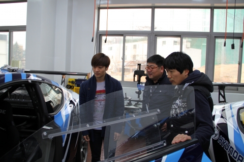 자신이 타게될 레이스카를 살펴보는 알렉스 (좌로부터 알렉스, 임성택 대표(드라이빙마스터아카데미), 박종임 팀장(인디고 레이싱팀))