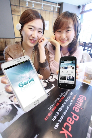 KT는 스마트폰 전용 디지털 음악 콘텐츠 앱인 ‘지니(Genie)’의 정식 서비스를 런칭하고, 150만곡의 음원 콘텐츠와 함께 LTE WARP 고객이 월 4천원으로 무제한 음악 스트리밍을 즐길 수 있는 ‘지니팩’을 출시했다.