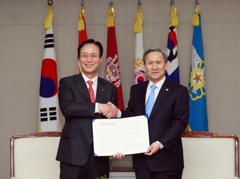 KB국민은행 민병덕 은행장(좌측)과 김관진 국방부장관(우측)이 업무협약(MOU) 체결후 기념촬영을 하고 있다.