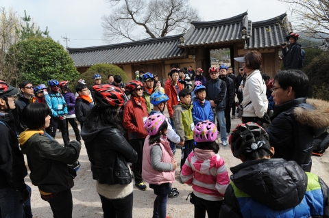 한국교직원공제회는 3월 31일부터 1박 2일간 경주에서 ‘역사 속 세상여행’ 문화탐방 행사를 성황리에 개최했다. 사진은 자전거 투어 후 경주 교동에 위치한 최씨 고택에서 유적 설명을 듣고 있는 모습.