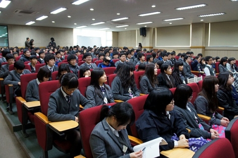 강당에 모여 진로 동기부여 강연을 듣고 있는 학생들