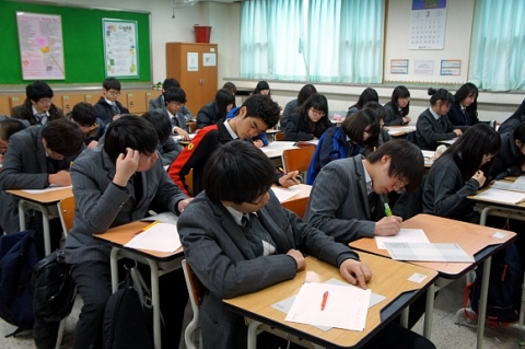 학과계열 선정검사와 유형별학습법 진단검사를 실시하고 있는 학생들