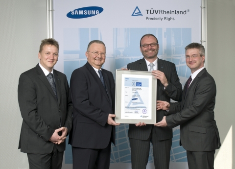 삼성전자가 지난달 말, 독일 쾰른에서 TÜV 라인란드로부터 최초의 &#039;스마트 TV&#039; 인증서를 받고 있다.