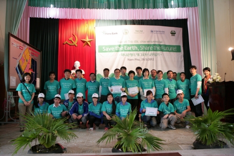 3월29일, 베트남 타이빈성 남푸 지역 주민회관에서 하나은행 직원들이 나무심기 활동전에 식전 행사를 갖고 있다.