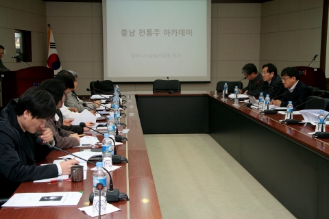 충남발전연구원(원장 박진도) 부설 충남농어업6차산업화센터는 3일 연구원 대회의실에서 ‘충남 전통주아카데미 운영방안 워크숍’을 가졌다.