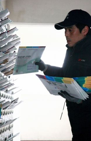 3일, 4.11 총선 투표안내문과 선거공보 배달이 시작됐다. 서울중앙우체국 집배원이 남산타운아파트 수취함에 선거우편물을 꽂고 있다.