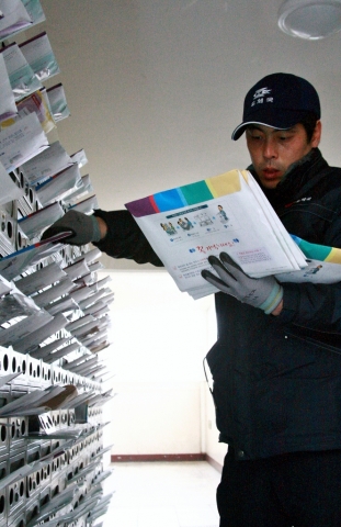 3일, 4.11 총선 투표안내문과 선거공보 배달이 시작됐다. 서울중앙우체국 집배원이 남산타운아파트 수취함에 선거우편물을 꽂고 있다.