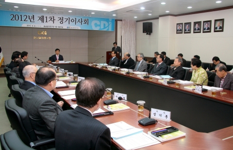 충남발전연구원(이사장 안희정, 원장 박진도)은 4일 연구원 대회의실에서 ‘2012년도 제1차 정기이사회’를 개최했다.