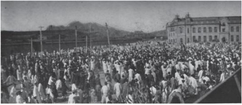 1919년 3월 1일, 시청 앞에 모인 군중들(3·1 운동 당시 스코필드 박사가 찍은 사진)            출처: 대한적십자회.  The Korean Independence Movement 1921.