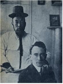 스코필드 박사의 한국어 선생이자 통역사였던 목원홍 선생과 함께. 1916년경.    출처: 서울대학교 수의과대학 사료실