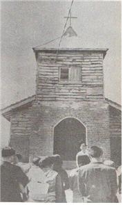 스코필드 박사가 영면하자 제암교회 앞에서 박사의 명복을 빌고 있는 마을 사람들. 1970년.