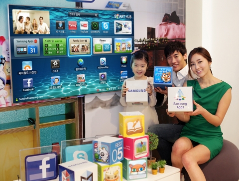 삼성전자의 모델들이 &#039;삼성 앱스TV&#039; 2주년을 맞아 인기있는 앱들을 소개하고 있다.