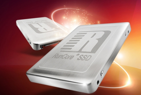 SSD 전문기업 런코어가 샌드포스 컨트롤러를 탑재해 읽기/쓰기 속도를 크게 향상시킨 SSD(Solid State Drive) &#039;프로V&#039; 시리즈 4종을 출시했다.