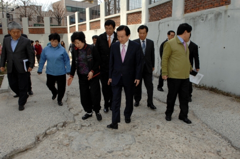 강운태 광주시장, 노후 서민아파트 찾아 민원해결