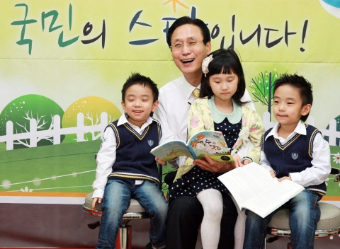 KB창작동화제 시상식에서 민병덕 은행장(사진 왼쪽 두번째)이 시상식에 참석한 어린이들에게 창작동화집&lt;동화는내친구&gt;를 읽어주고 있다.