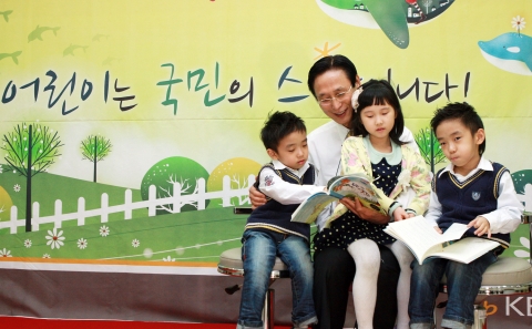 KB창작동화제 시상식에서 민병덕 은행장(사진 왼쪽 두번째)이 시상식에 참석한 어린이들에게 창작동화집&lt;동화는내친구&gt;를 읽어주고 있다.
