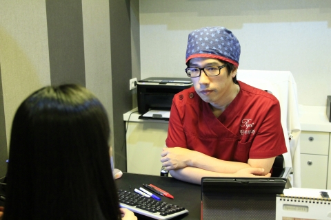 진료 상담 중인 김남용 원장